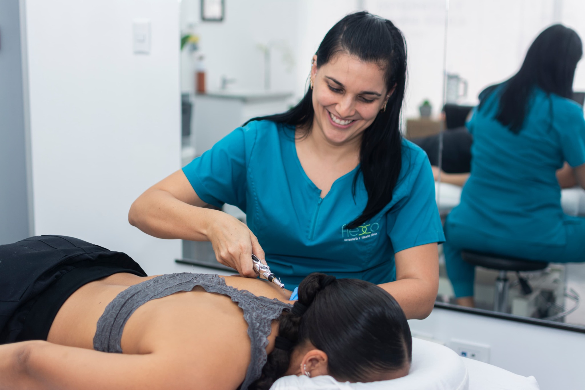 Viviana Mora, fisioterapeuta colegiada (CTCR), en su consultorio.